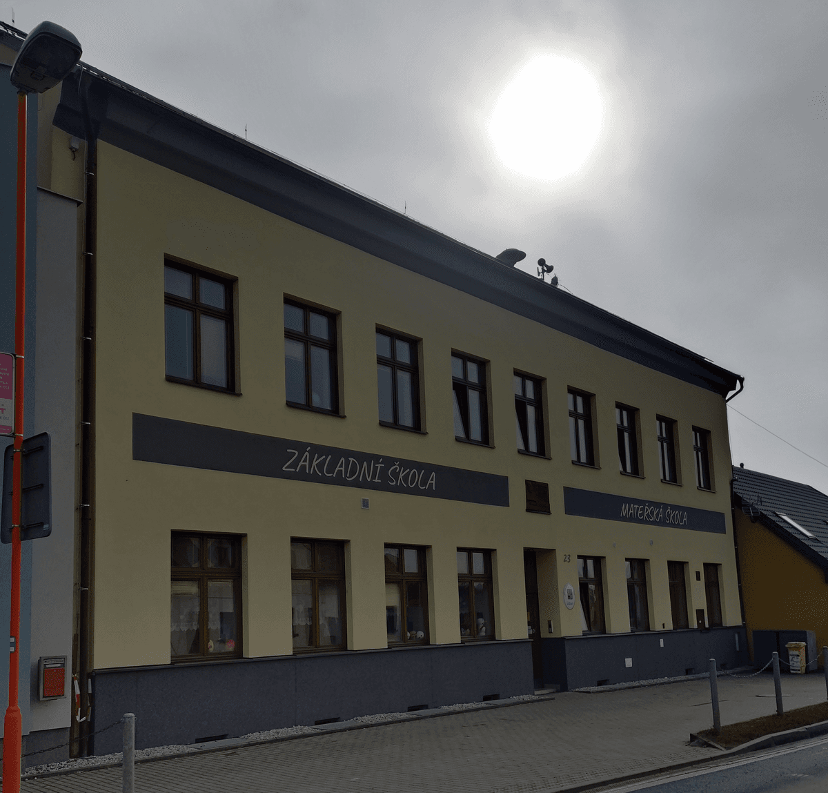 Budova školy ZŠ a MŠ Lužany